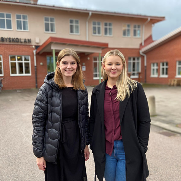 På bilden syns Sara och Sara som är ute i skolor och pratar om ekonomi.