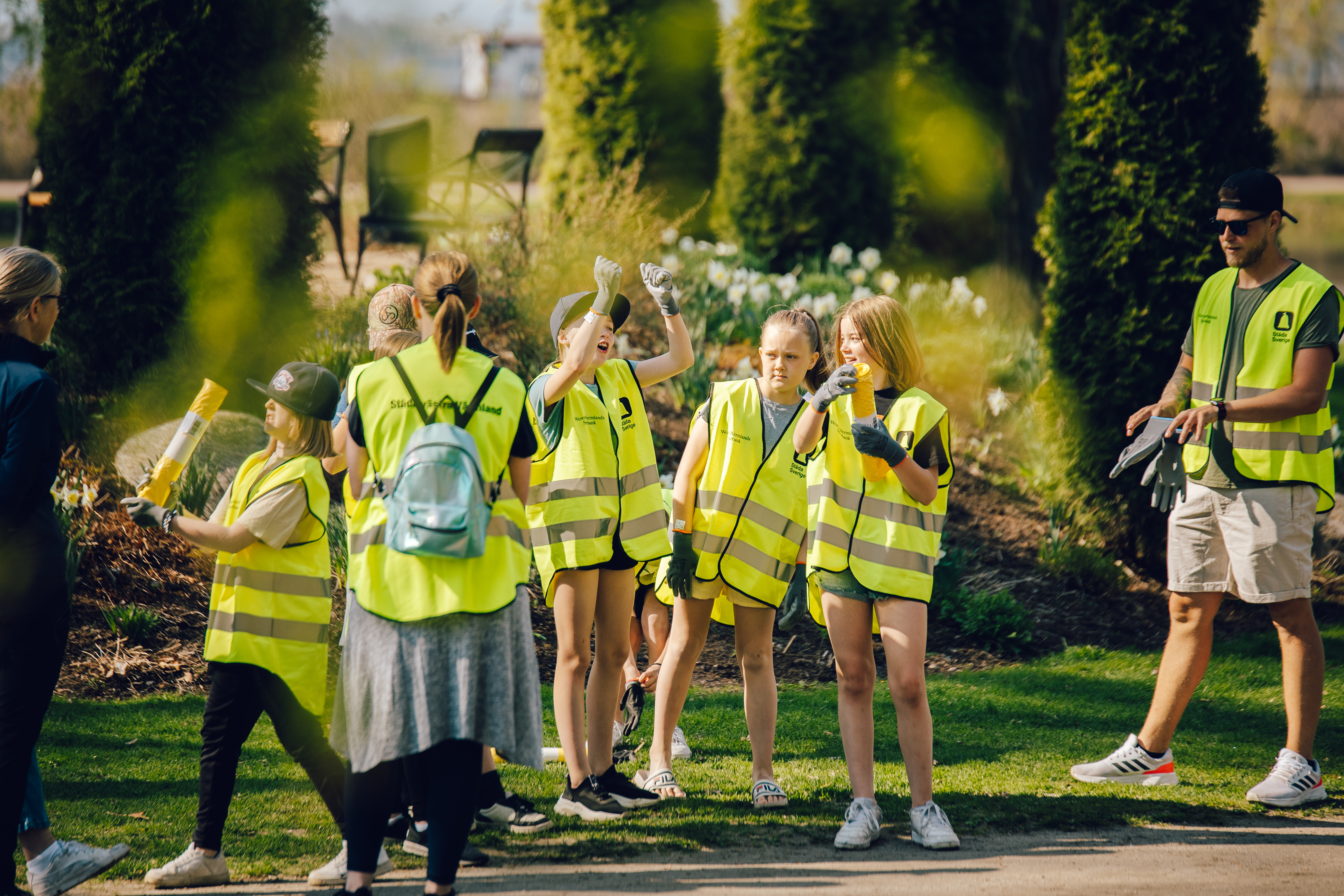 barn som skrattar och leker